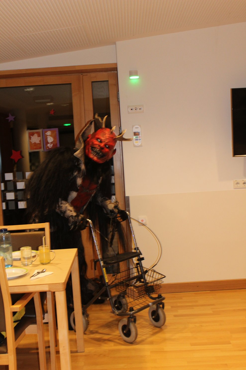 mit lustigen Streichen unterhalten.