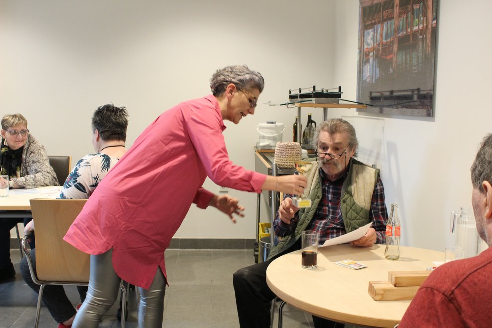 feierlich ihre Pokale übergeben.