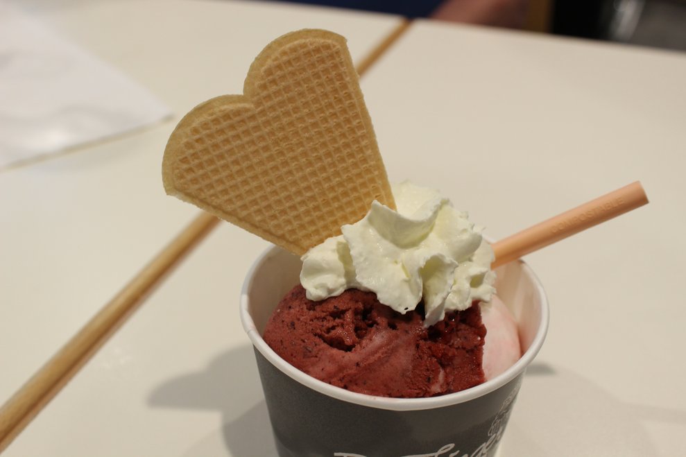 mit kleinen, leckeren Eisbechern zu versorgen.