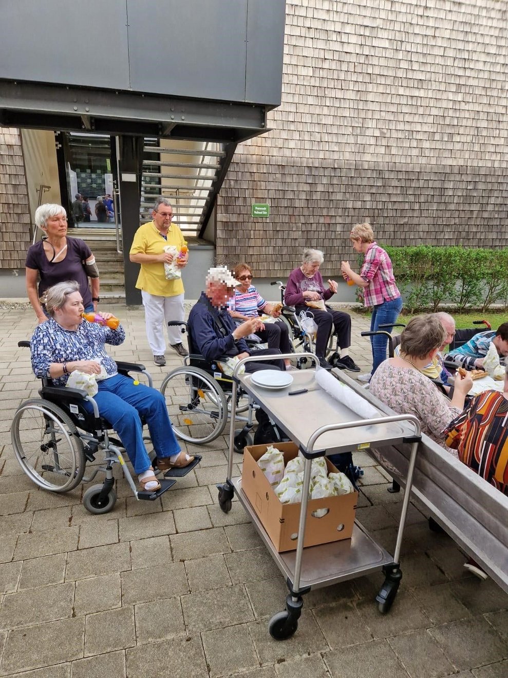 stärkten sie sich mit einer gesunden Jause,...