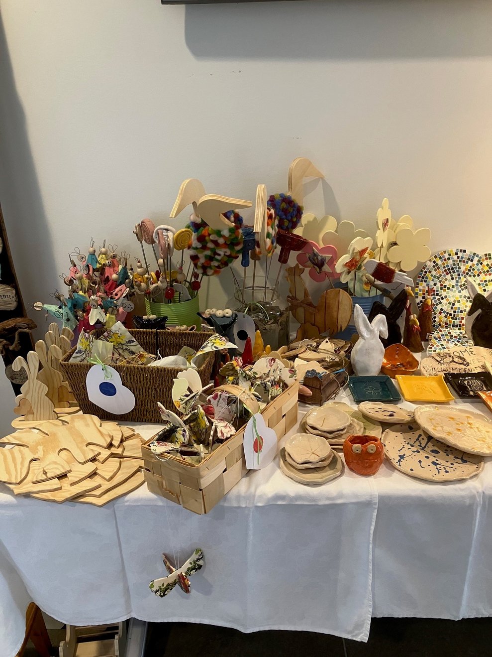 Tisch mit Dekoartikeln am Ostermarkt