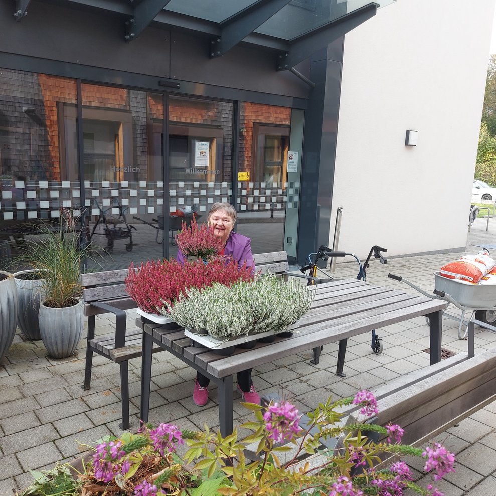 BewohnerInnen mit Blumen