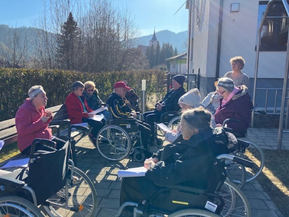 Unsere Bewohnerinnen und Bewohner genossen erstmal den Tag im Garten...